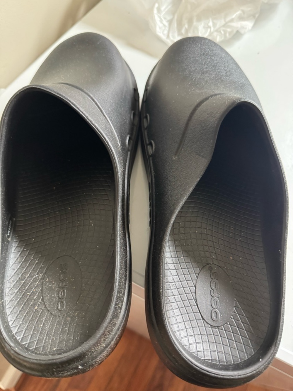 OOFOS Black Recovery Clog - Cushioned Slip-On